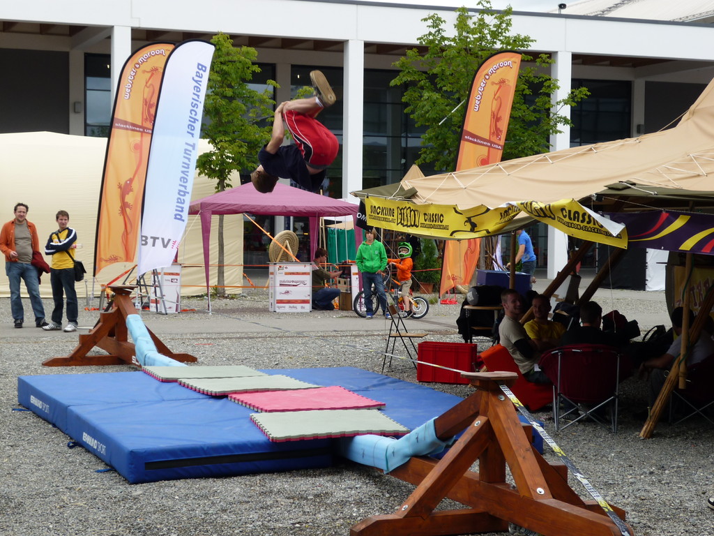 wer sagt, eine Slackline sei nur zum balancieren da