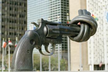 Sculpture "Non-Violence" by Swedish artist Carl Fredrik Reuterswärd. © UN File Photo/Michos Tzovaras