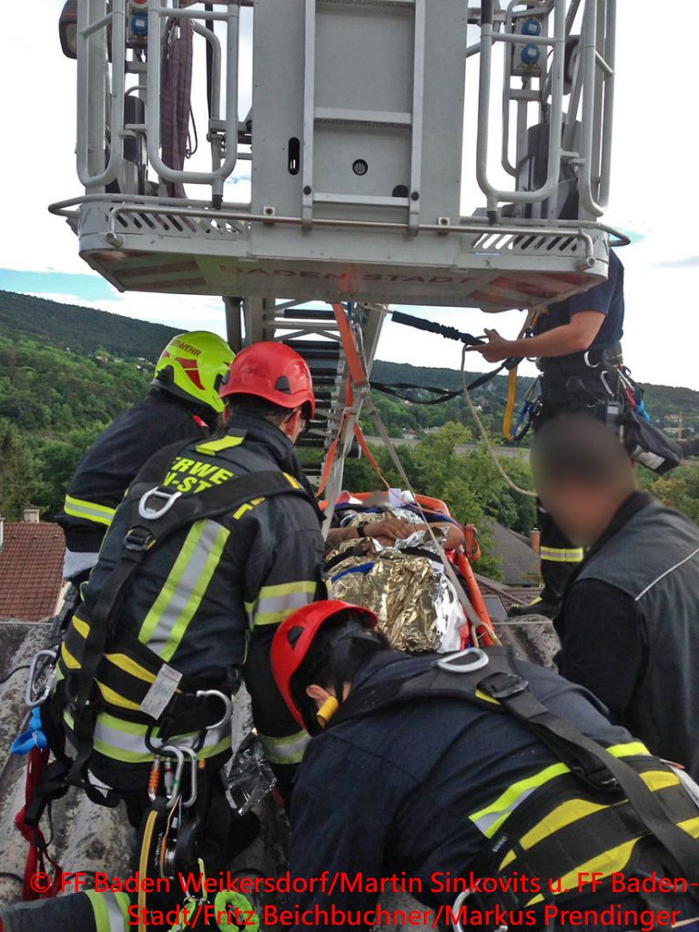 No Rauchfangkehrer Sturzt Durch Dach Einer Mehrstockigen Wohnhausanlage Www Feuerwehrdoku At