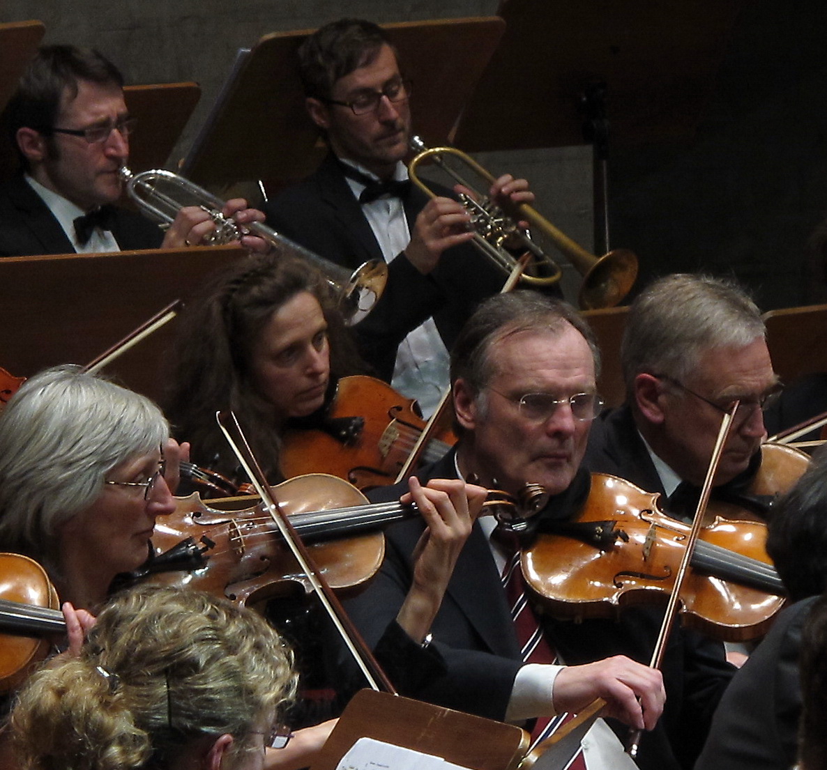Konzerte mit dem Orchester am Singrün Regensburg: Dr. Weikert im Tutti der Violinen