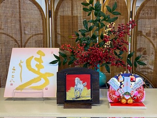 お好みのスタンドで玄関やお部屋にお飾りください。（スタンドは付属しておりません）