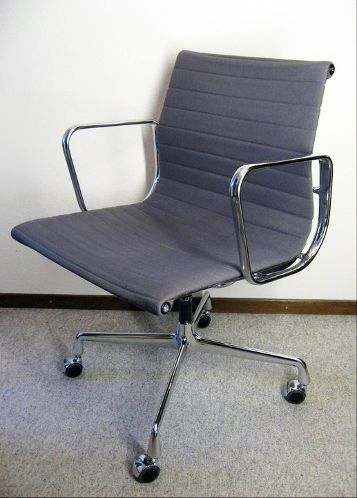 Eames Alu Chair EA 117