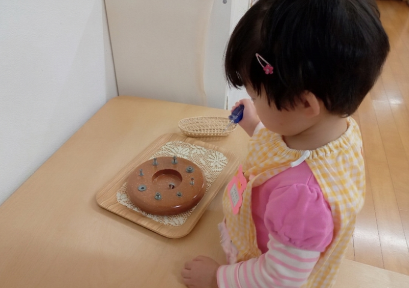 京都市 幼児教室 2歳児 モンテッソーリ 集中して活動する様子