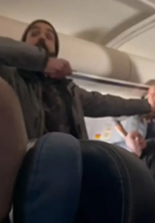 Condenan a hombre de Massachusetts tras violento ataque en vuelo de United Airlines