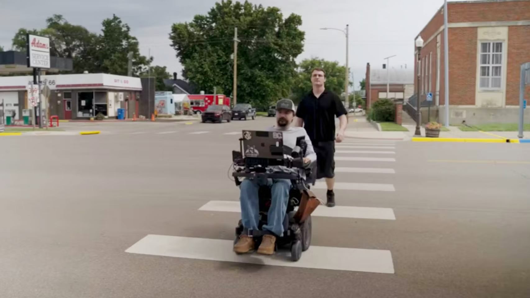 Neuralink logra que pacientes con parálisis controlen una silla de ruedas solo con la mente