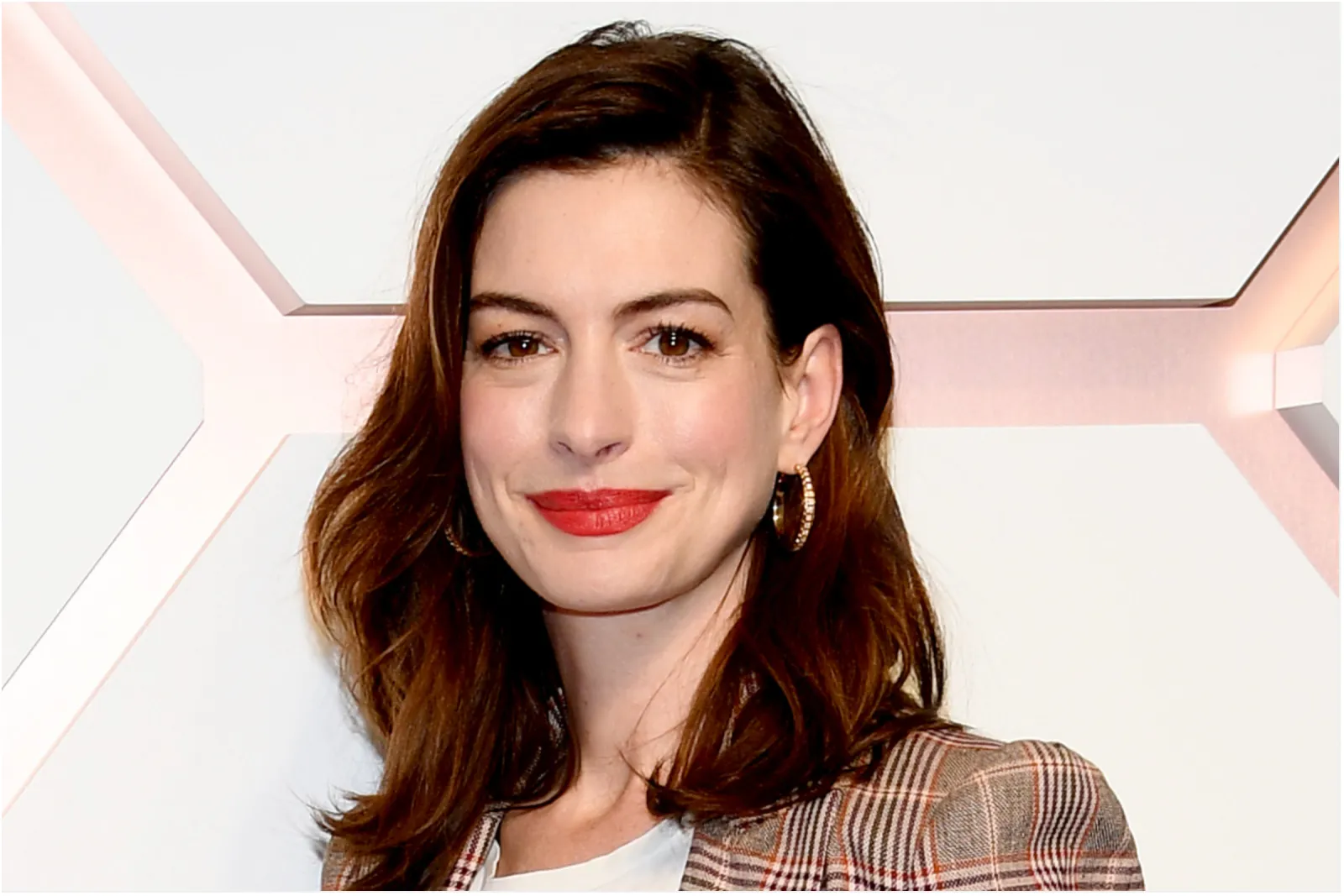 Anne Hathaway recordada como posible caníbal en redes