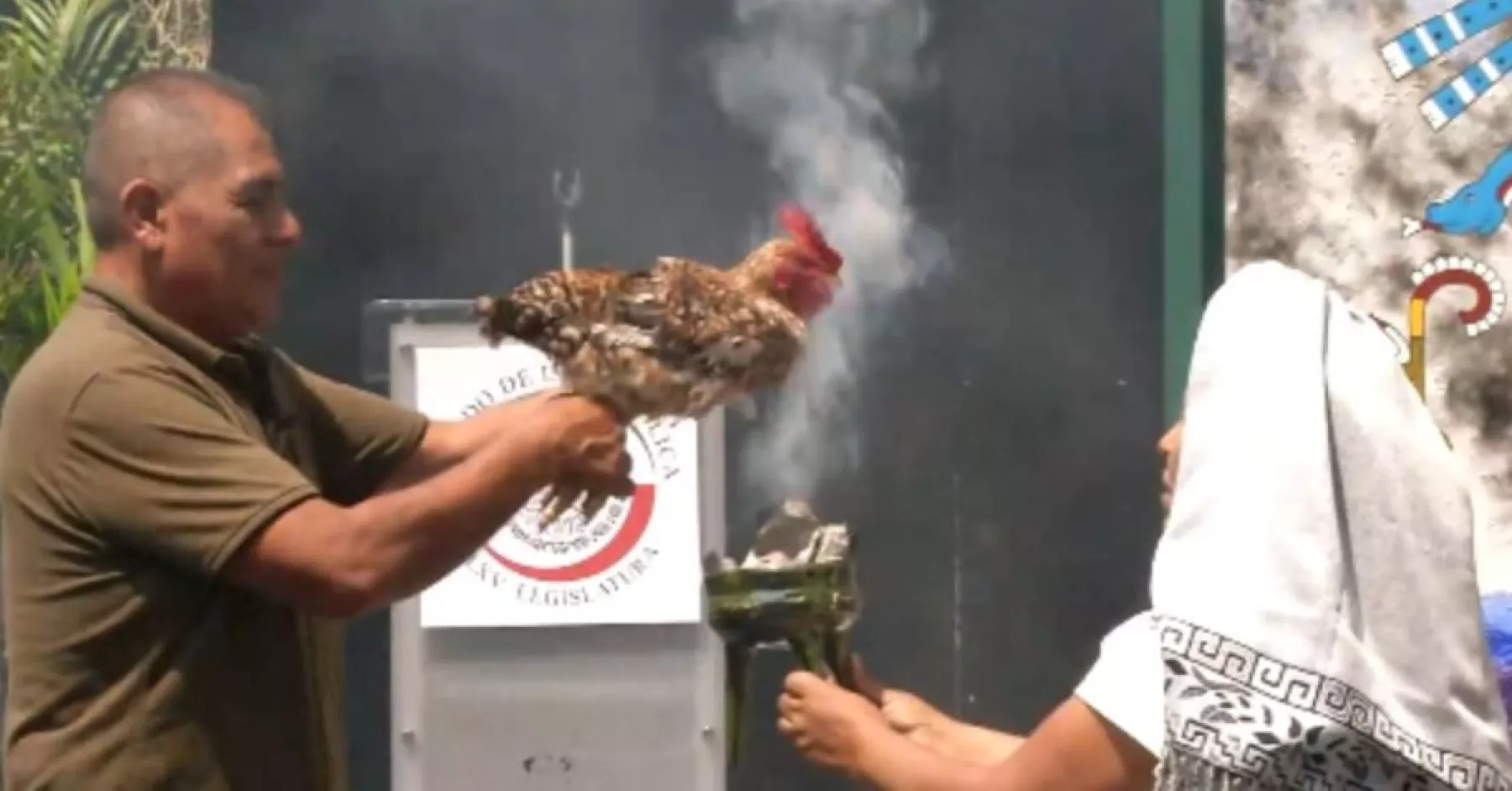 El sacrificio de una gallina en el Senado de México para pedir lluvia genera controversia