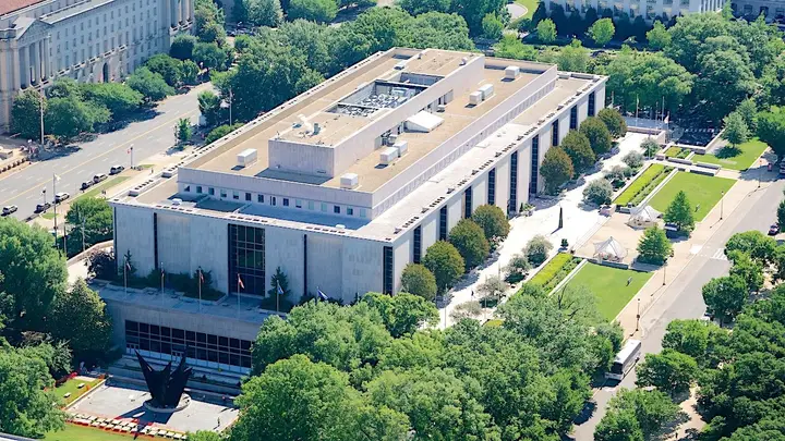 El Museo Nacional de Historia Estadounidense del Smithsonian está siendo criticado por estar "capturado ideológicamente" y presentar historia revisionista progresista el fin de semana del 250.° aniversario de Estados Unidos Kevin Carter)
