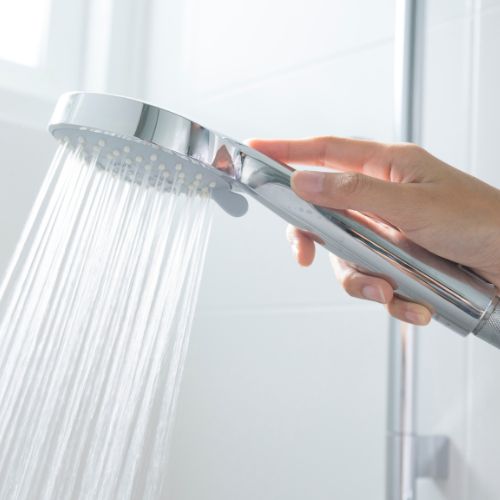 Pommeau de douche moderne en acier inoxydable avec fonction d'économie d'eau