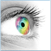schwarz-weißes Auge mit regenbogenfarbiger Iris