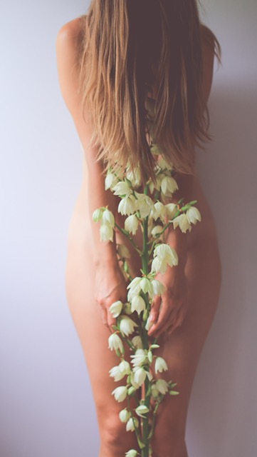 nackte Frau mit Blume