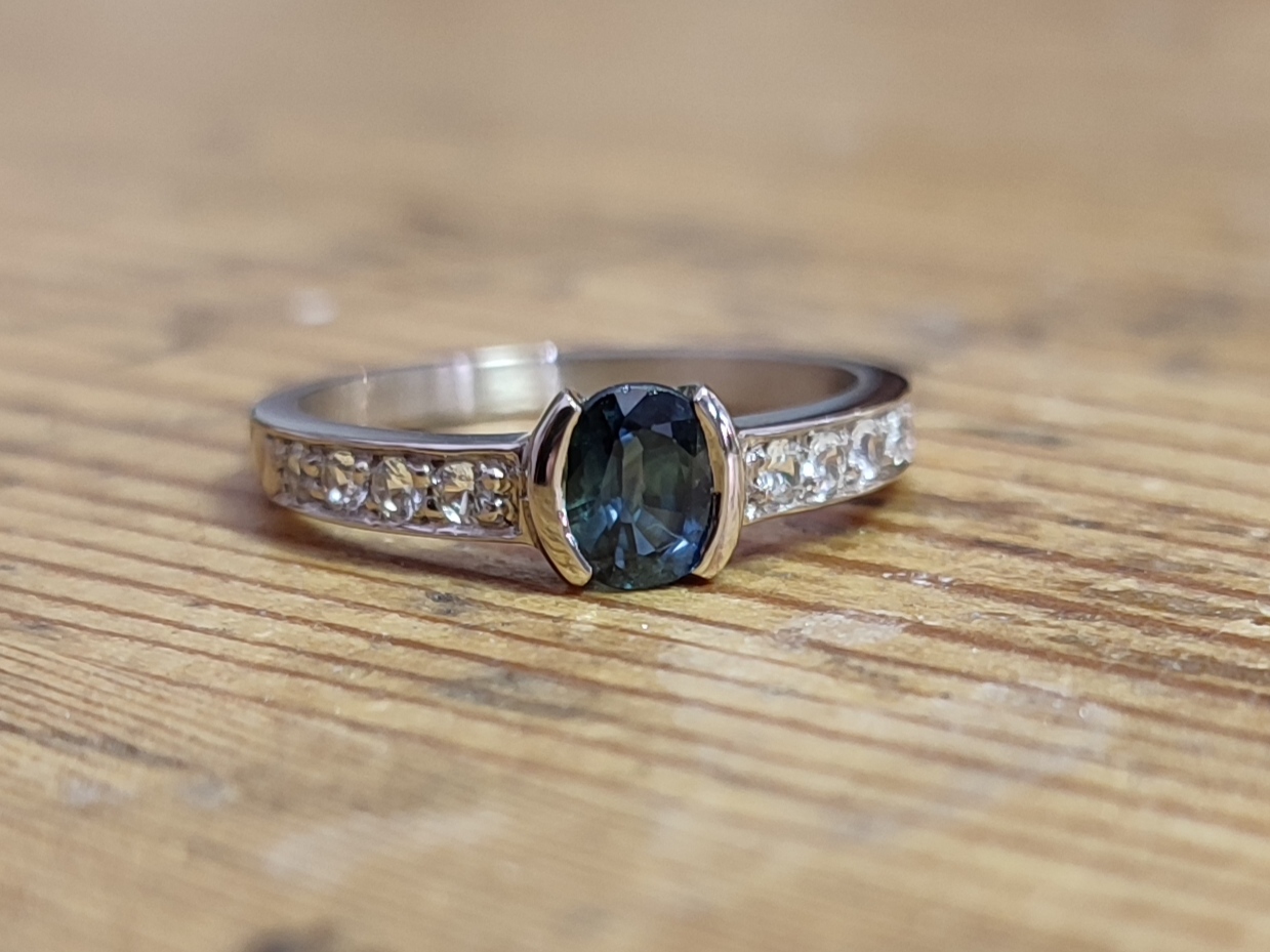 Bague "Famille" - Or gris palladié, Saphir et brillants