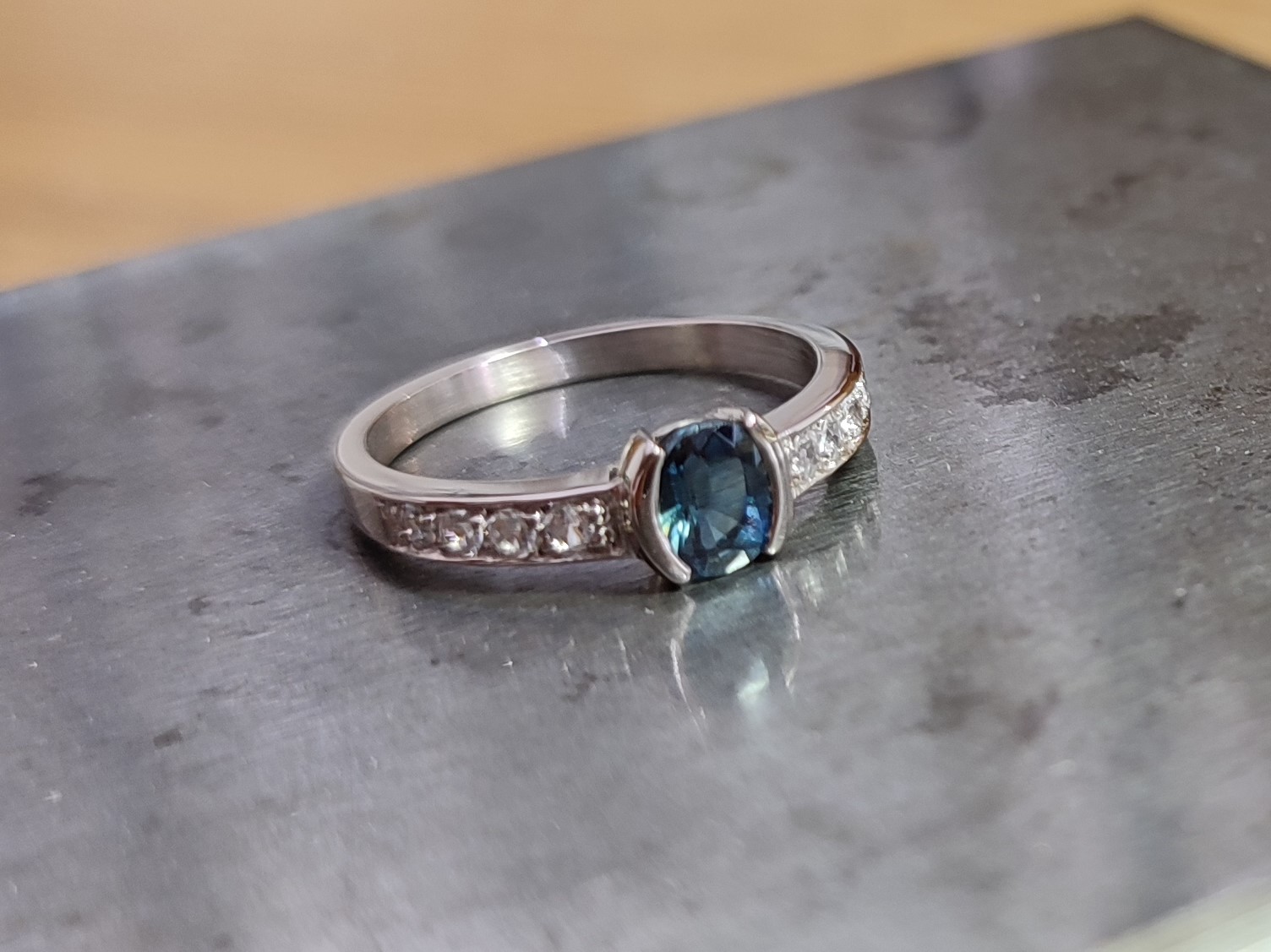Bague "Famille" - Or gris palladié, Saphir et brillants