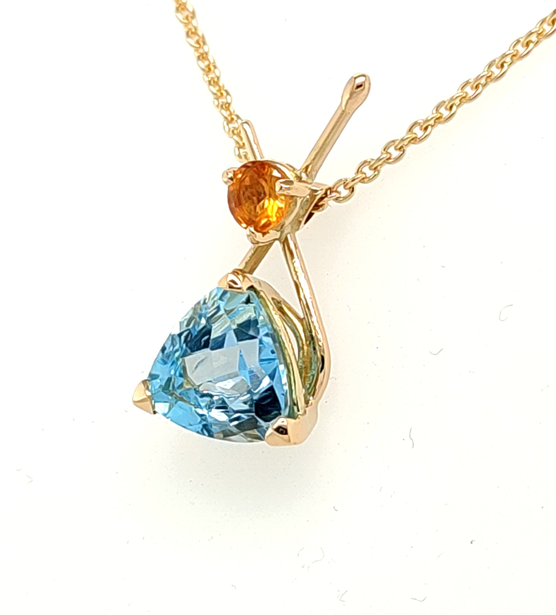 pendentif "travois", réalisé sur commande et après le choix de ces deux belles pierres, en or jaune 750.