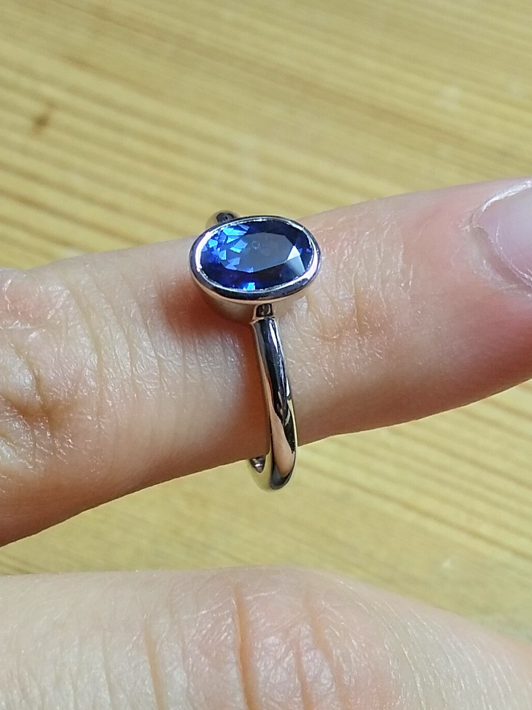 Bague "Saphir" - Or gris palladié 750 et Saphir