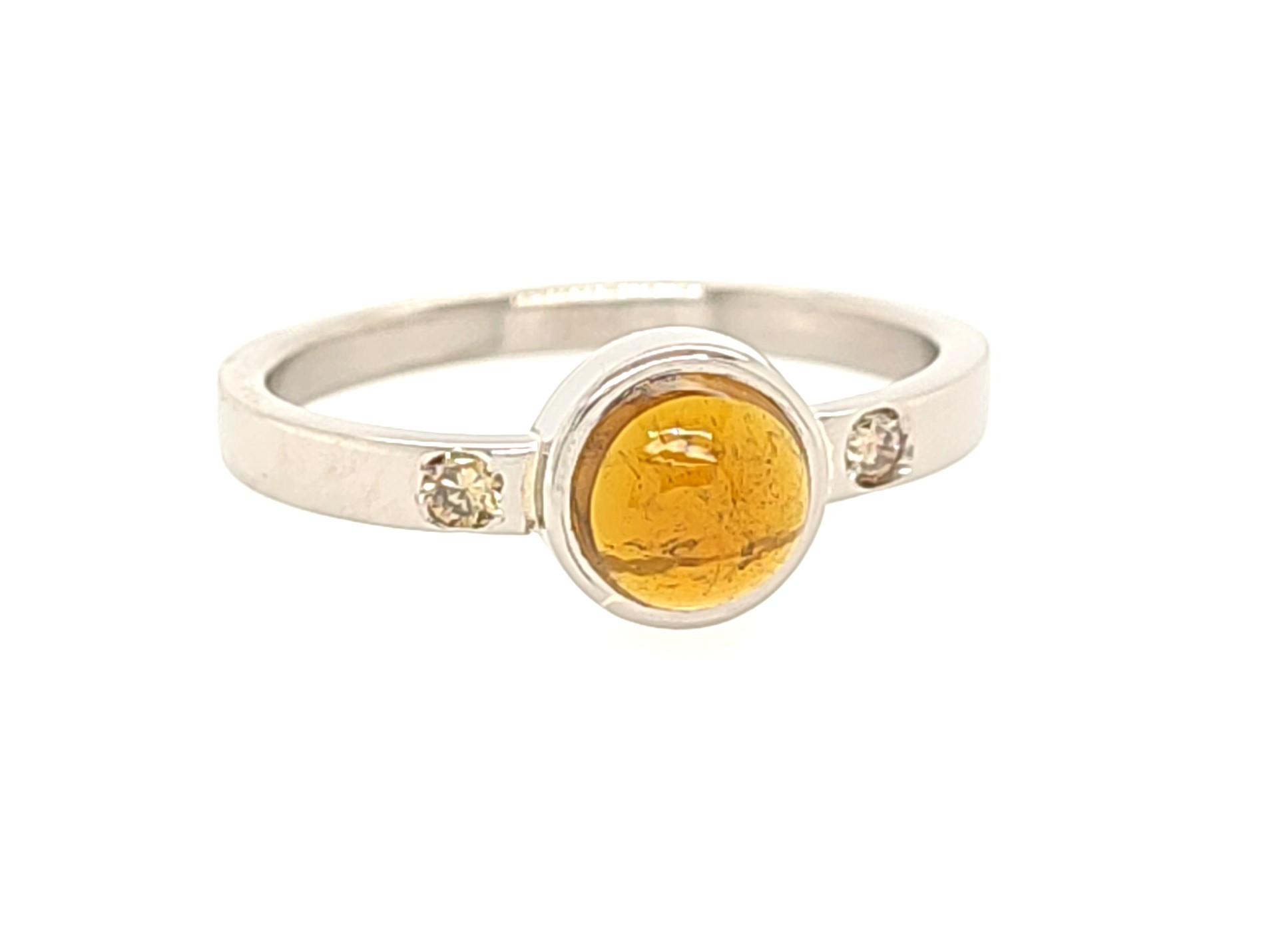 Bague "champagne", réalisée à partir d'une bague en or gris palladié sertie de deux diamants champagne et mise au gout du jour en y ajoutant une tourmaline ambrée.