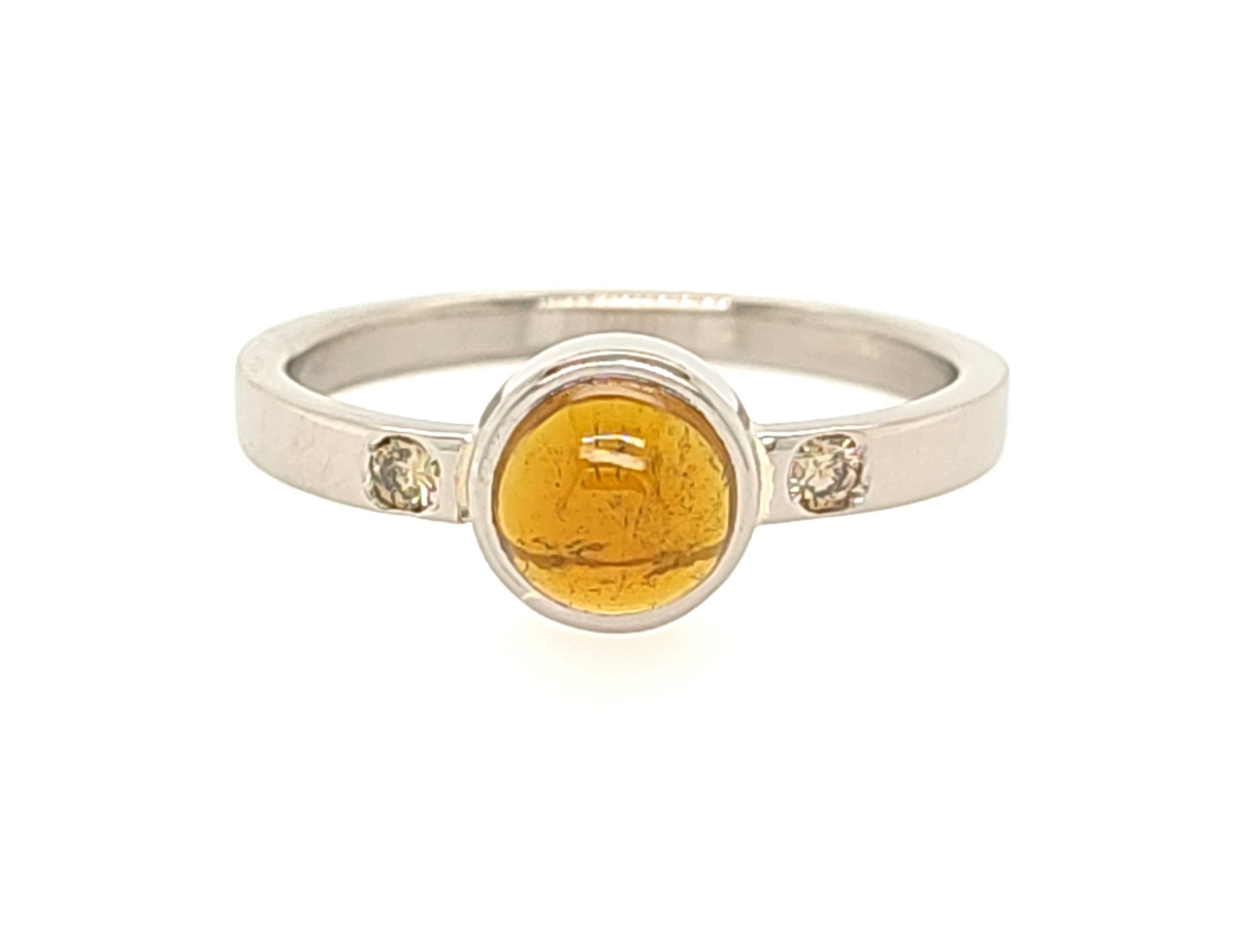 Bague "champagne", réalisée à partir d'une bague en or gris palladié sertie de deux diamants champagne et mise au gout du jour en y ajoutant une tourmaline ambrée.