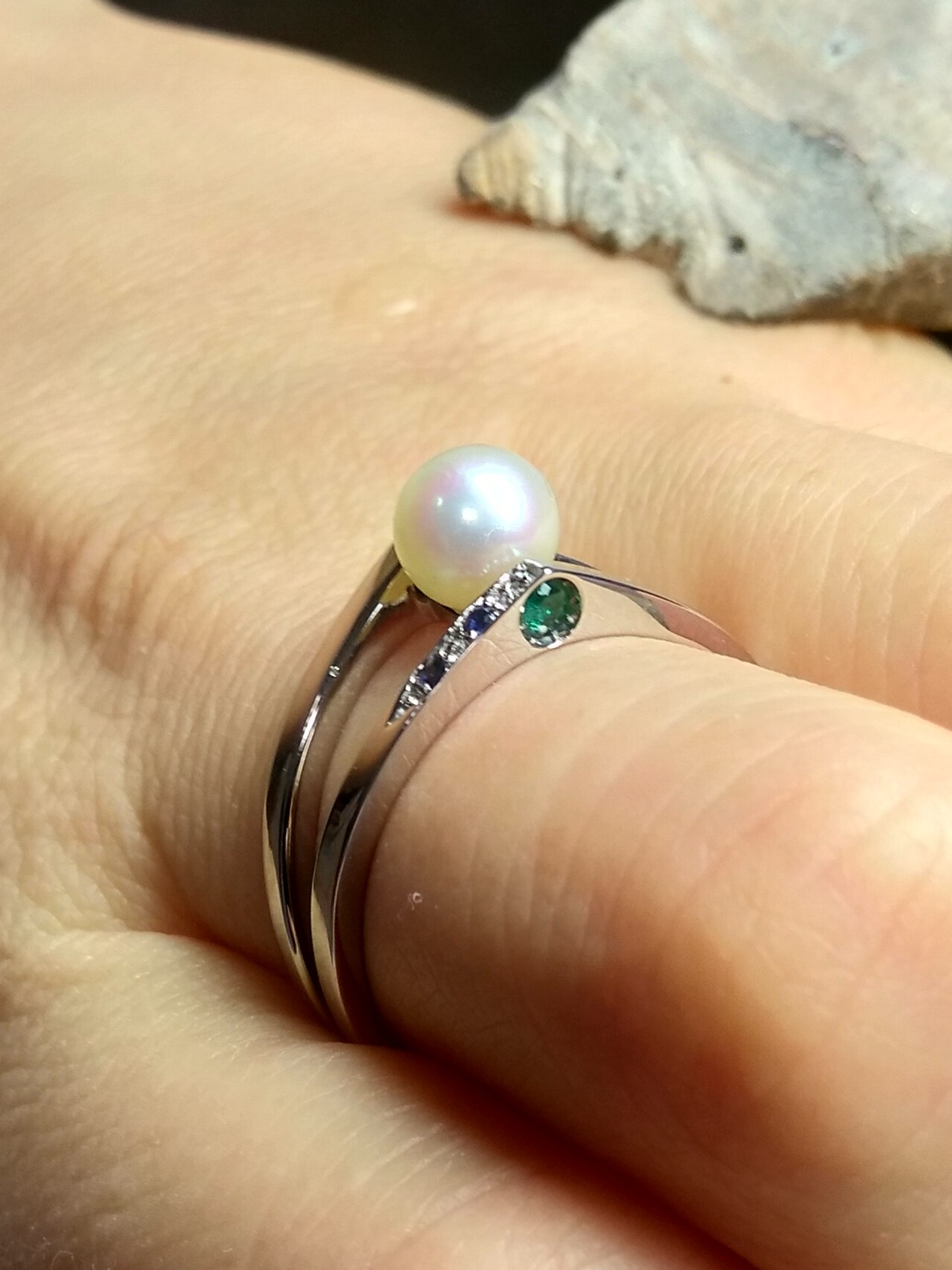 Bague "fiançailles - 20 ans après" - Or gris palladié, Perle de culture, Emeraude et Saphir