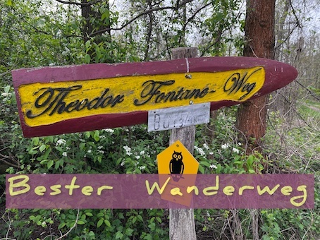 Wanderweg vom Waldhotel Eiche zur Kannomühle/ Neu Zauche am Fließ entlang unter Erlen, Eschen, Kastanien  und Roteichen