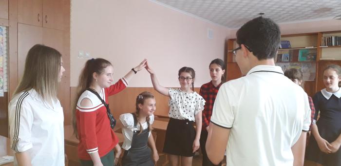 Гра «Фестиваль права» за участі учениць 9-Б класу Дяденко Олександри та Дунюшкіної Ольги