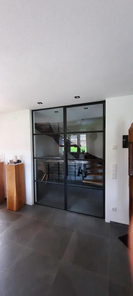 Verglasung einer Loft-Style Drehtüre - © Glaserei Allgäuer