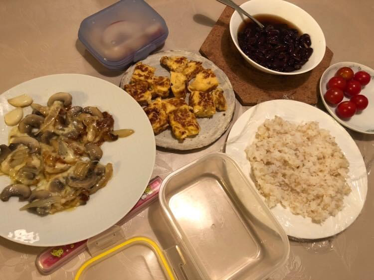 Gebratene Zwiebel und Champignons mit dem geriebenen Käse gedeckt ...