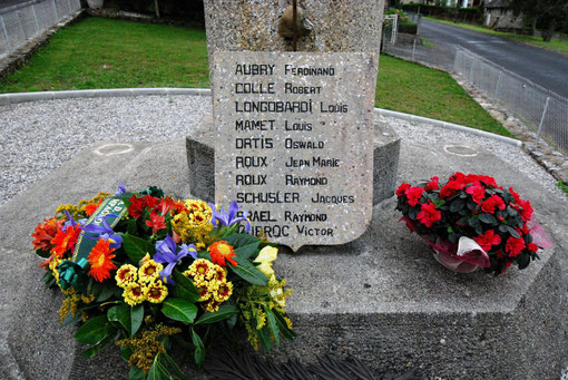 Mémorial à Aynes commune de Chalvignac (15)