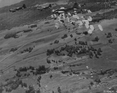 Parachute drop at Vassieux-en-Vercors (Trainer/Crayon)