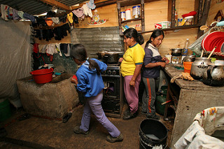 Los Altos de Cazuca family, November 21, 2008 by UNHCR from Flickr