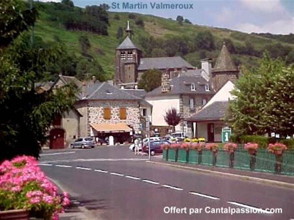 Saint Martin Valméroux met zicht op de bistro ( 'menu d'ouvrier'......)