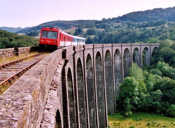 Verken de Cantal met de 'Gentiaan Express' , ..... mooiste bergspoorlijn