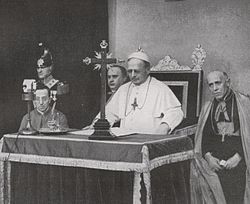 　　　　　　　　　　ラジオでの説教に臨む教皇ピオ１１世