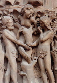 アダムとイヴと蛇を描いたノートルダム聖堂の入り口にあるレリーフ　wikipediaより