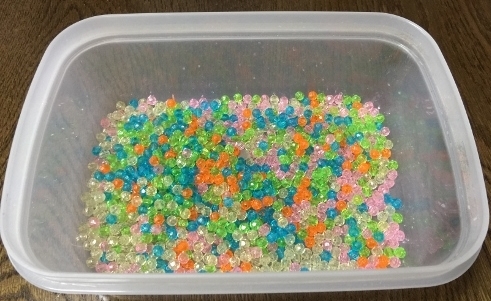 計量に使うビーズ (小豆や水など、お子さんに合わせて工夫してください)