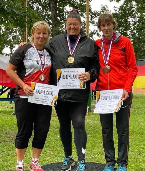 Renate Ansel (rechts) eroberte zahlreiche Podestplätze. Sie siegte im Schleuderballwerfen mit sehr guten 33,50 m.