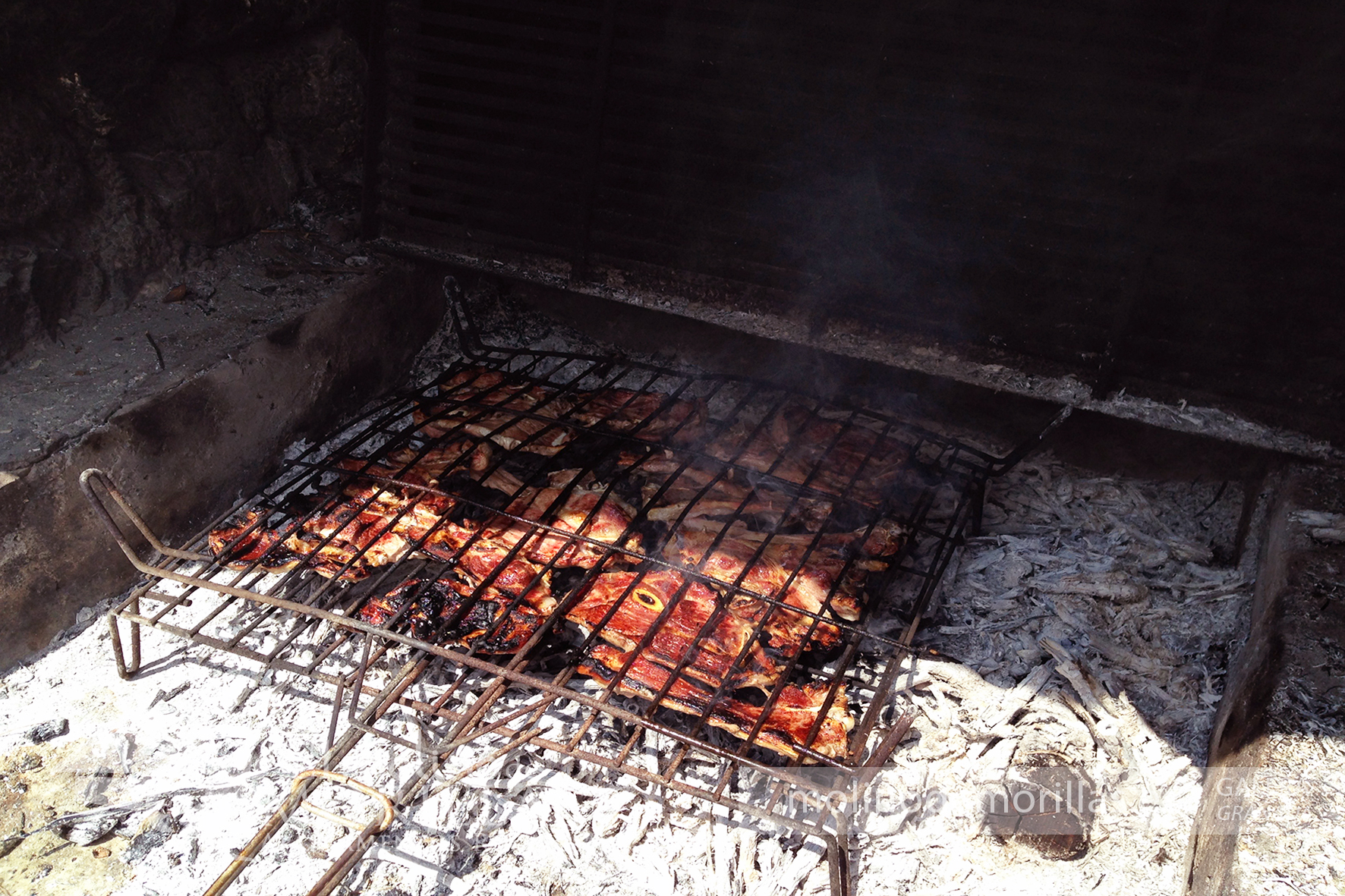 Chuletas de cordero segureño DOP a la brasa preparadas con sarmiento