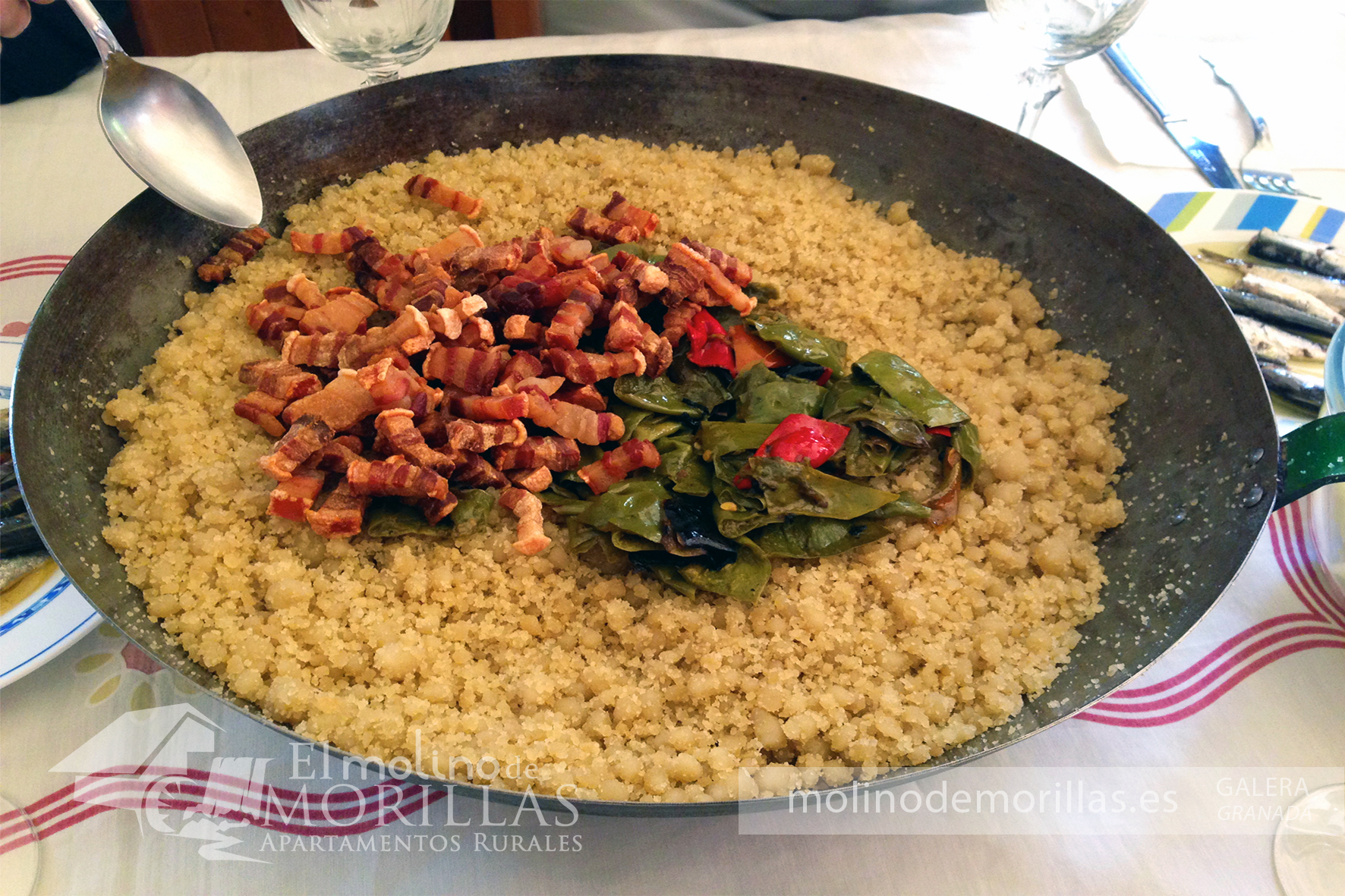 Típicas migas de harina acompañadas de torreznos de tocino y pimientos fritos de la huerta de Galera