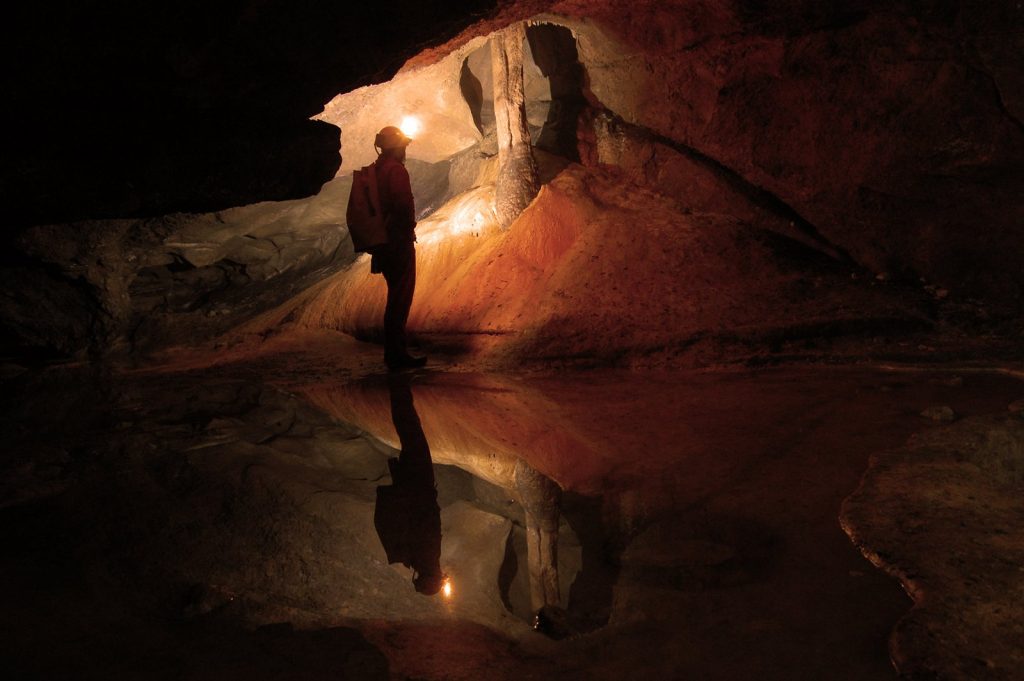 Turismo activo en el Altiplano de Granada: Espeolologia