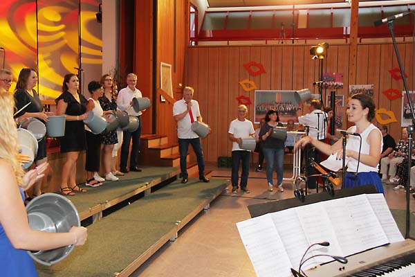 Rhythmusstück mit Eimern - immer wieder lustig!