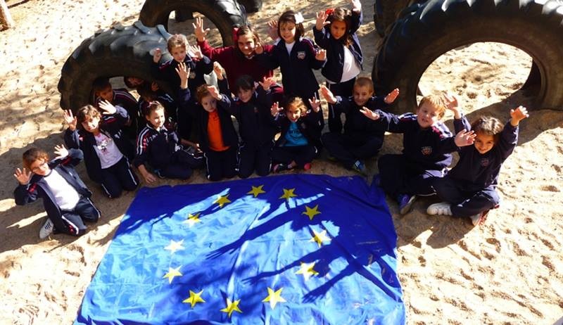 Fotografía más Europea:”Nuestra bandera símbolo de Unidad” de Inés Gutiérrez Carrera de 6.º del Colegio Divina Providencia, de Tordesillas (Valladolid)