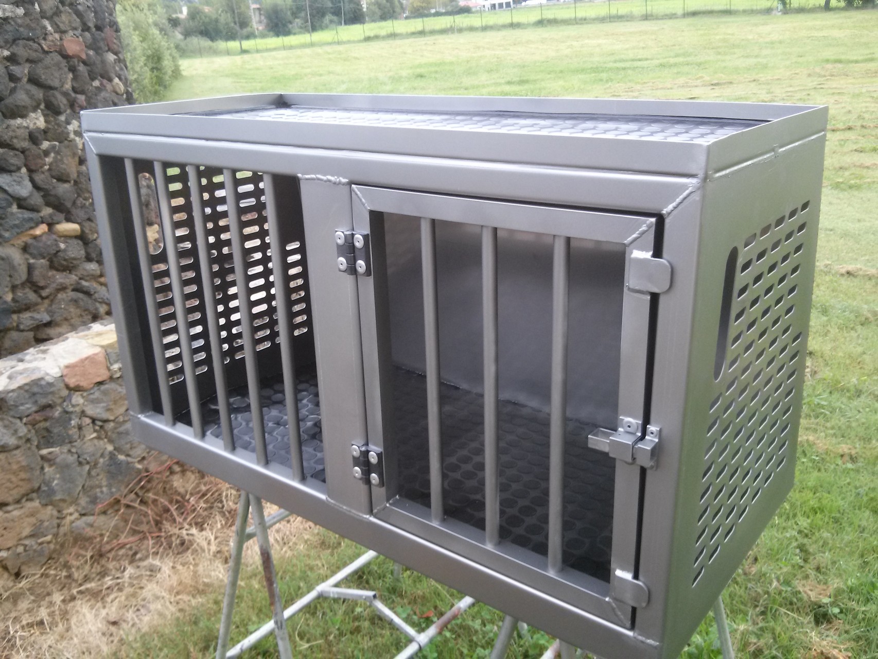 CAJAS PARA PERROS CAJAS DE TRANSPORTE DE ANIMALES EN ALUMINIO E INOX