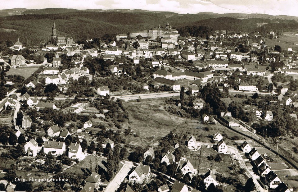 Bildmitte am rechten Bildrand das "Gut auf'm Pütz" gut zu erkennen am Ende der Falltorstraße (Quelle: Lust auf Bensberg Sammlung Lothar Krauß))