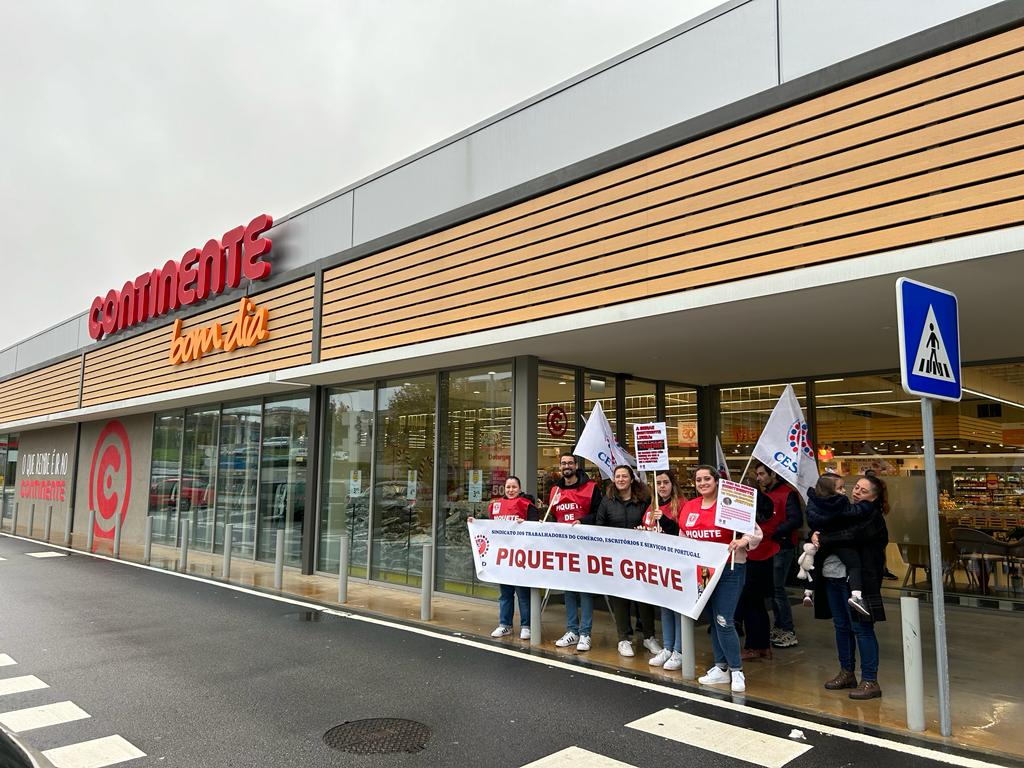 Piquete de Greve em frente ao Continente Fábrica do Cobre, no Porto