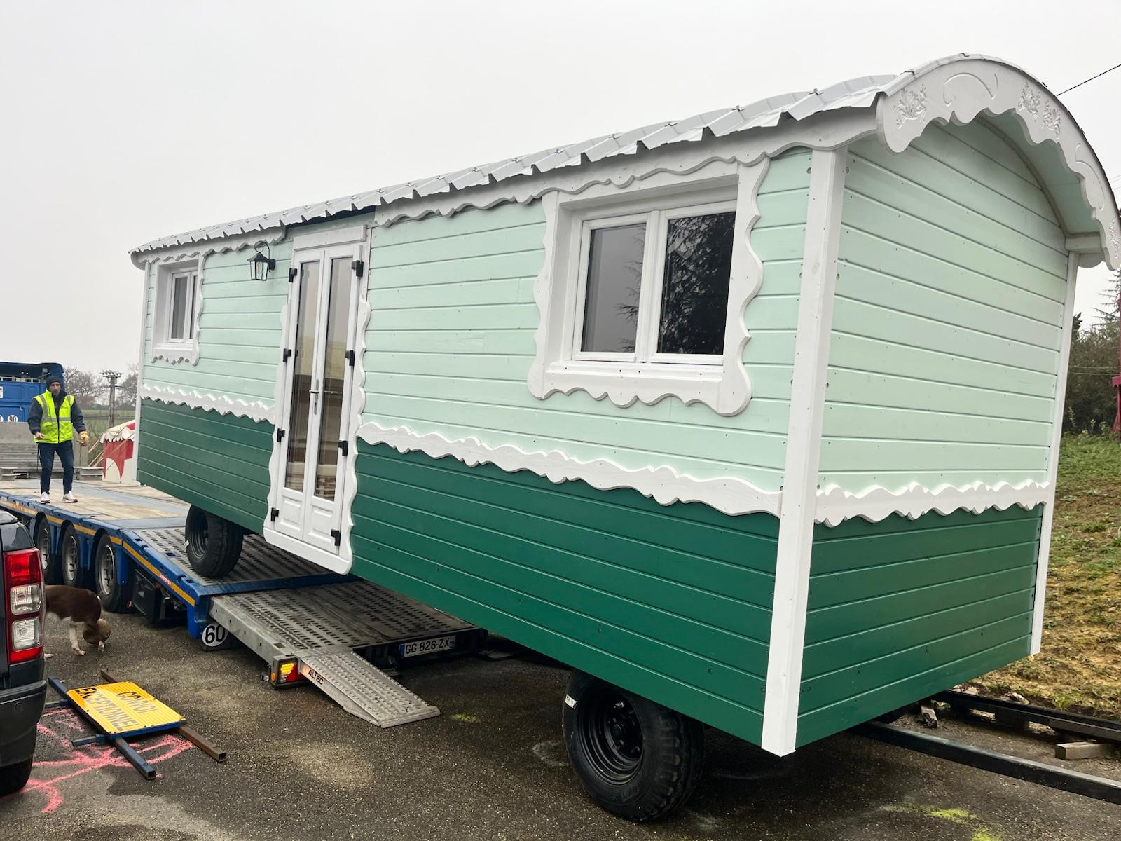 Une magnifique roulotte qui part de notre atelier pour aller en Bretagne à Belle île en mer