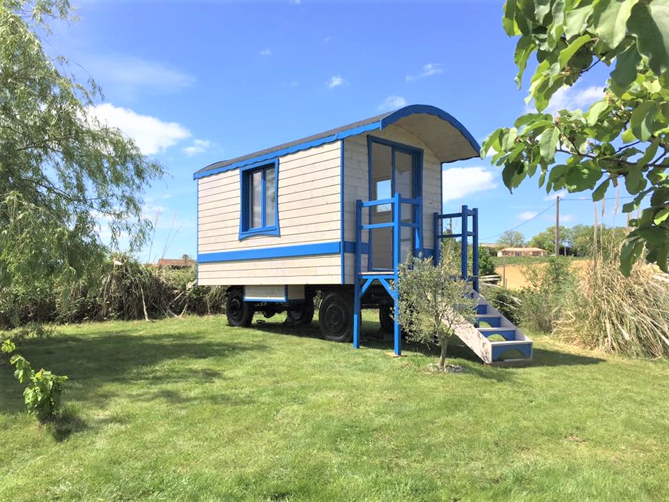 Une belle roulotte, sortie de notre atelier pour une chambre d’hôtes dans le Gers