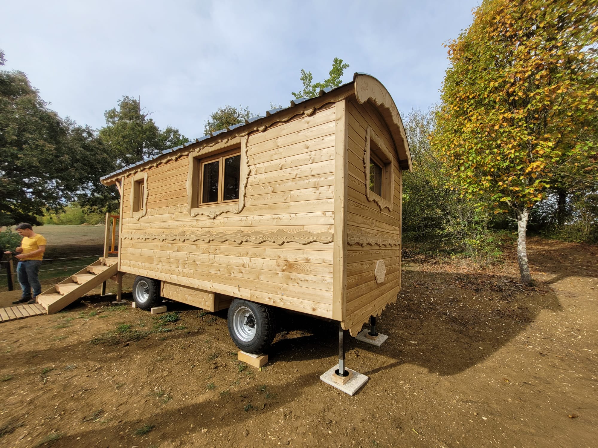 Une splendide roulotte en bois des Pyrénnées surmesure Roulotte bois
