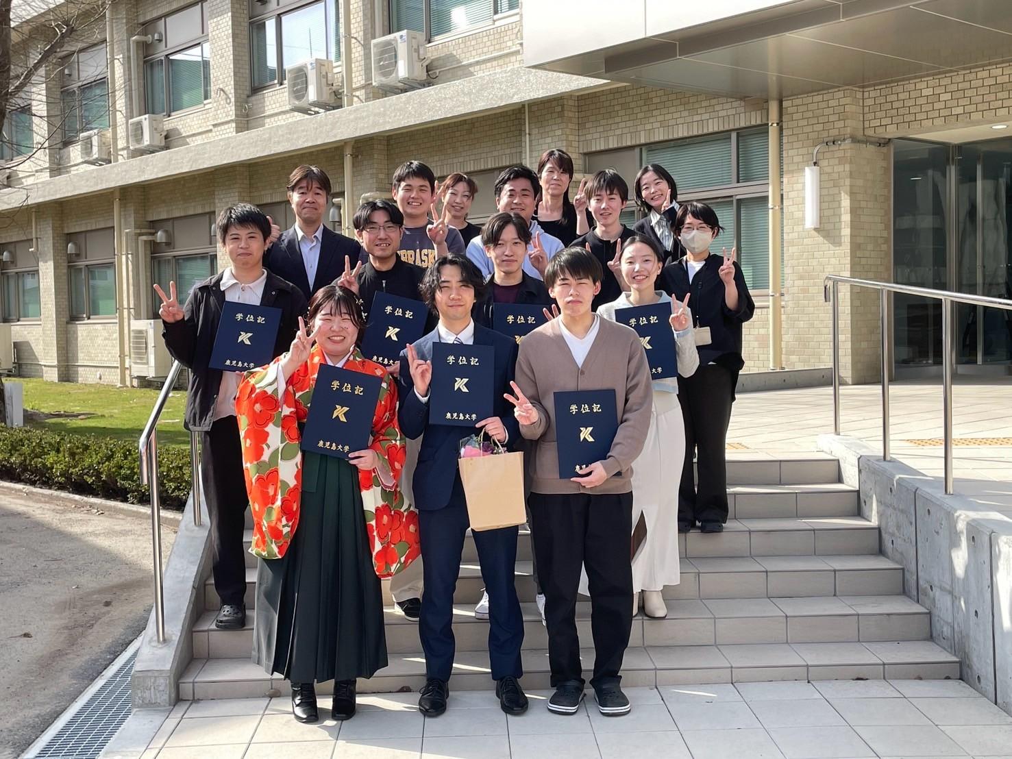 2024年度卒業式・修了式後の記念撮影（2025.3.25）