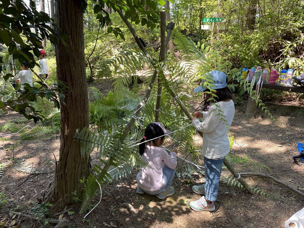 年長さんが森で”ひみつ基地”！　2021.6.10