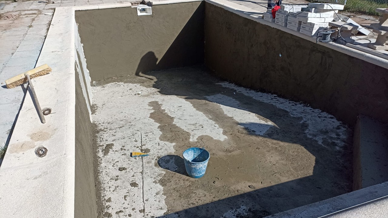 Guía para la Instalación de una Barrera de Vapor en el Subsuelo de una Piscina de Hormigón Existente