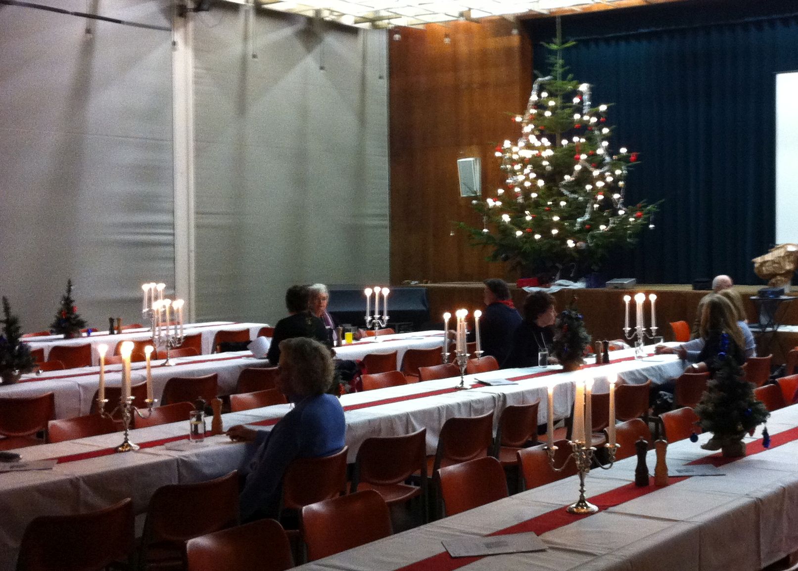 Weihnachtsevent Dekoration einer kompletten Veranstaltungshalle